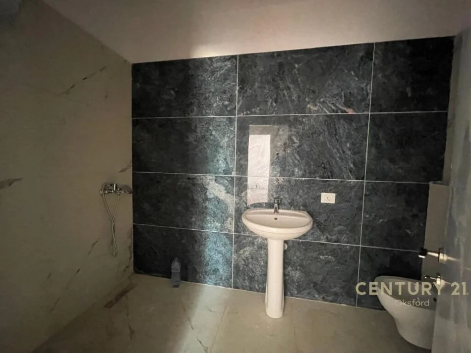 Tirane, shitet apartament 2+1+Ballkon Kati 3, 116 m² (Ish Fusha e Aviacionit)