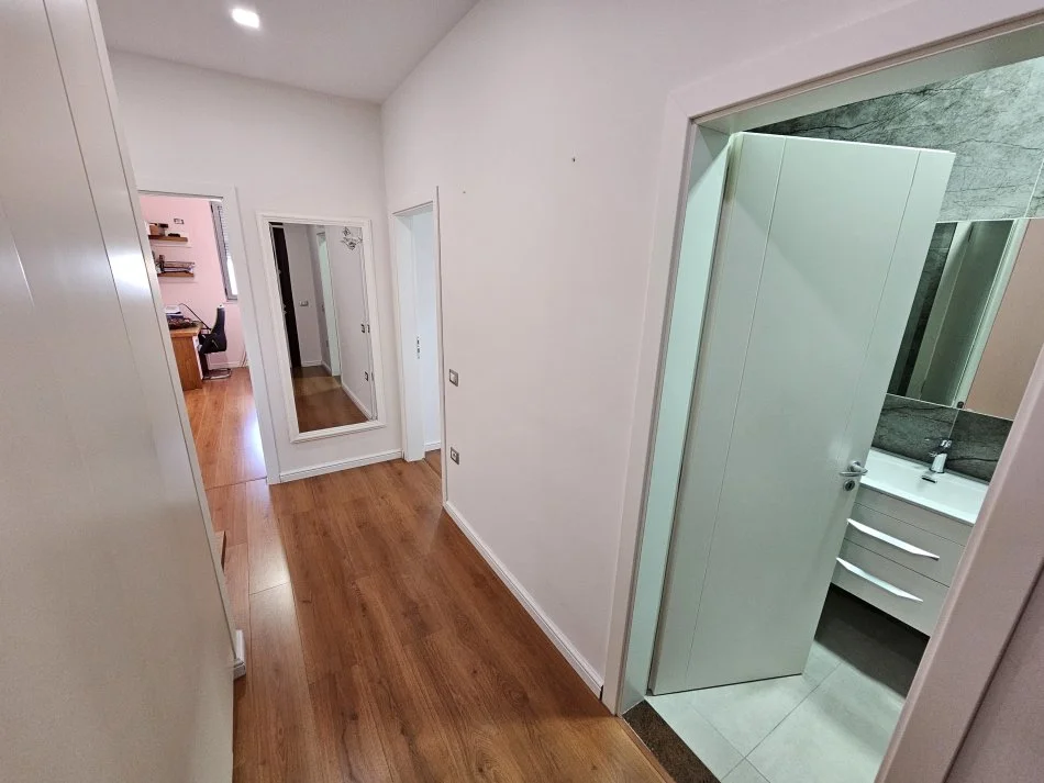 Tirane, jepet me qera apartament 2+1 Kati 5, 90 m² 750 € (Pas radisonit)