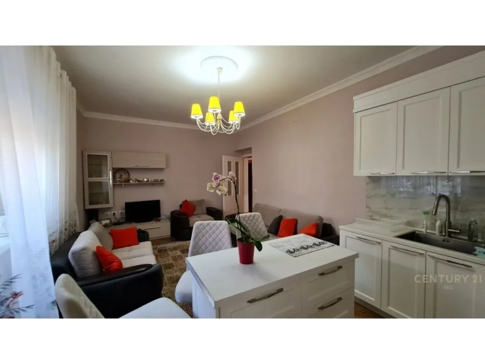 Tirane, jepet me qera apartament 1+1 , 67 m² 700 € (sheshi willson)