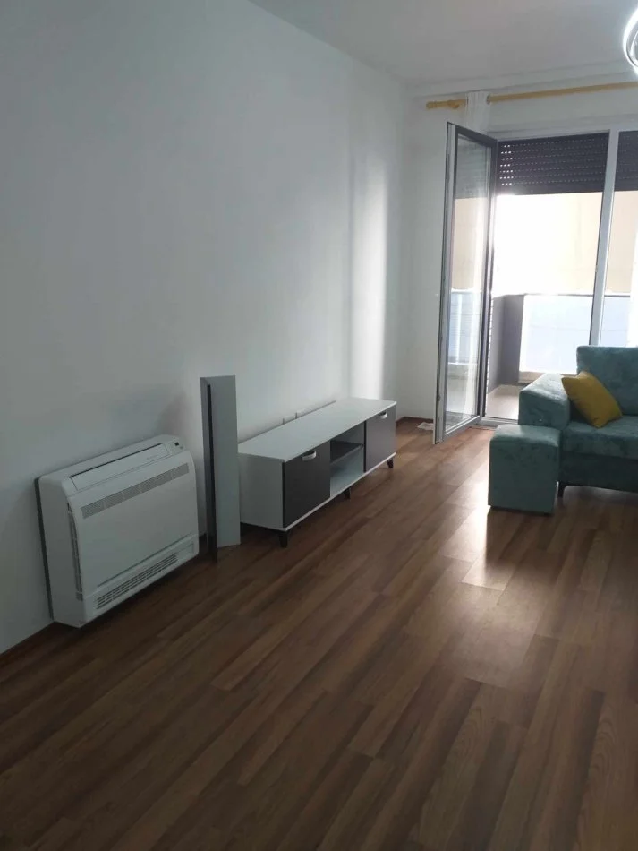 Tirane, jepet me qera apartament 2+1 Kati 1, 100 m² 500 € (unaza e re)
