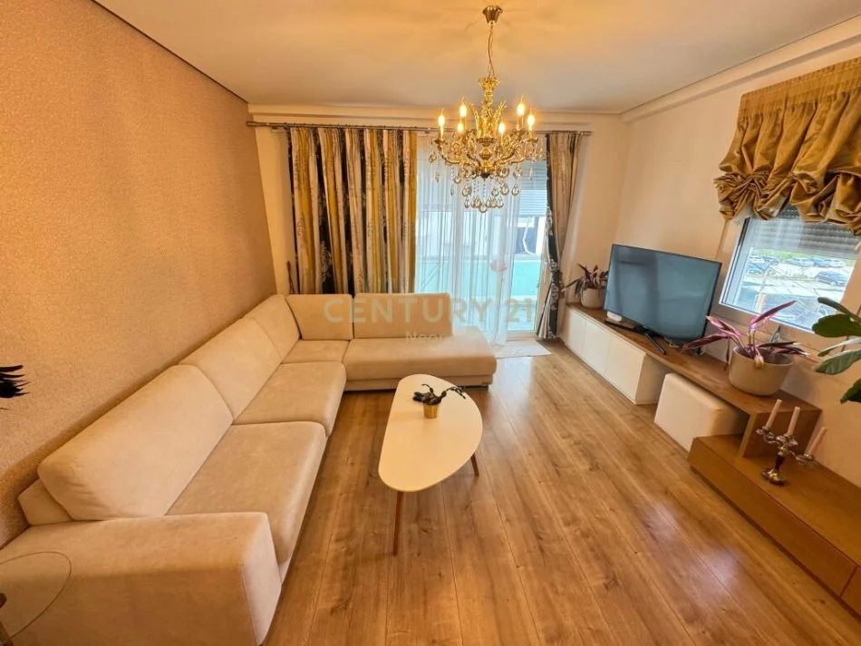 Tirane, jepet me qera apartament 2+1 Kati 2, 114 m² 950 € (liqeni i thate)