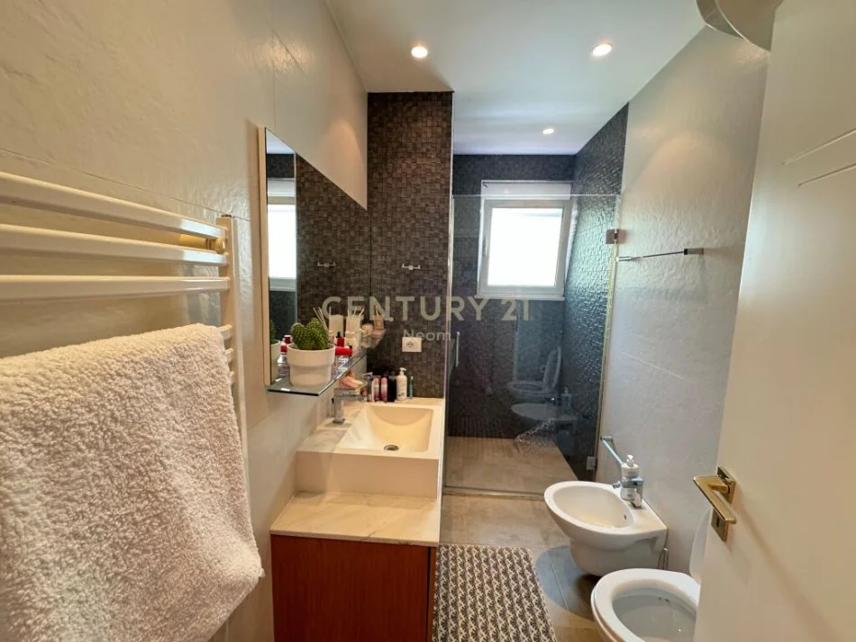 Tirane, jepet me qera apartament 2+1 Kati 2, 114 m² 950 € (liqeni i thate)