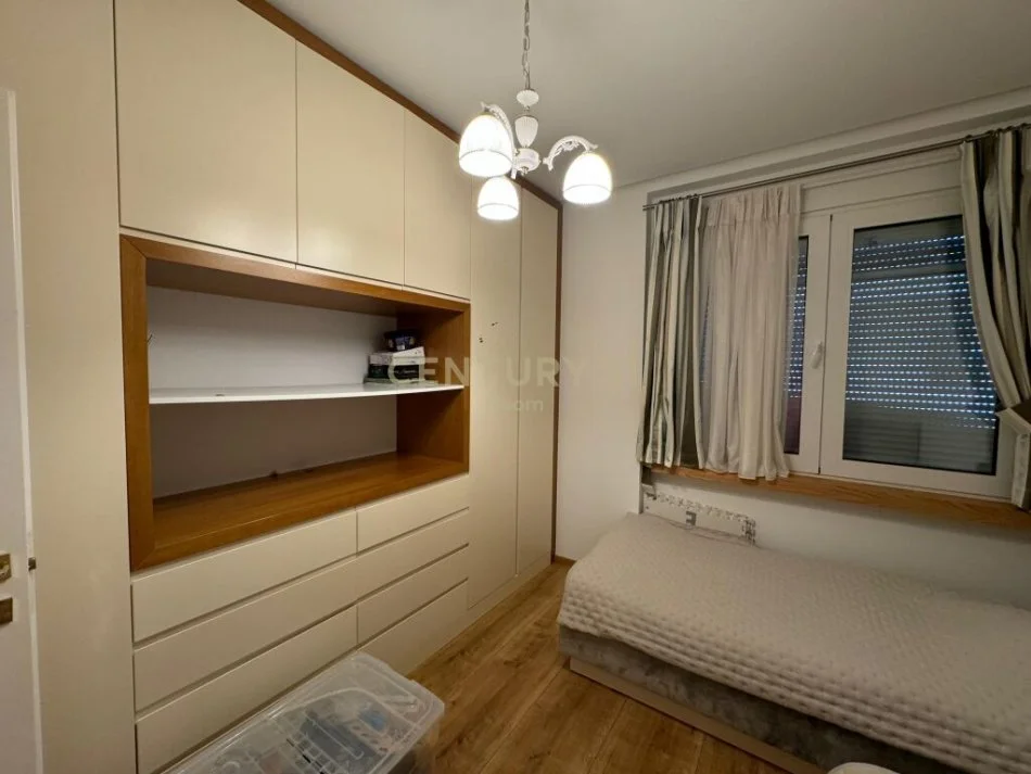Tirane, jepet me qera apartament 2+1 Kati 2, 114 m² 950 € (liqeni i thate)