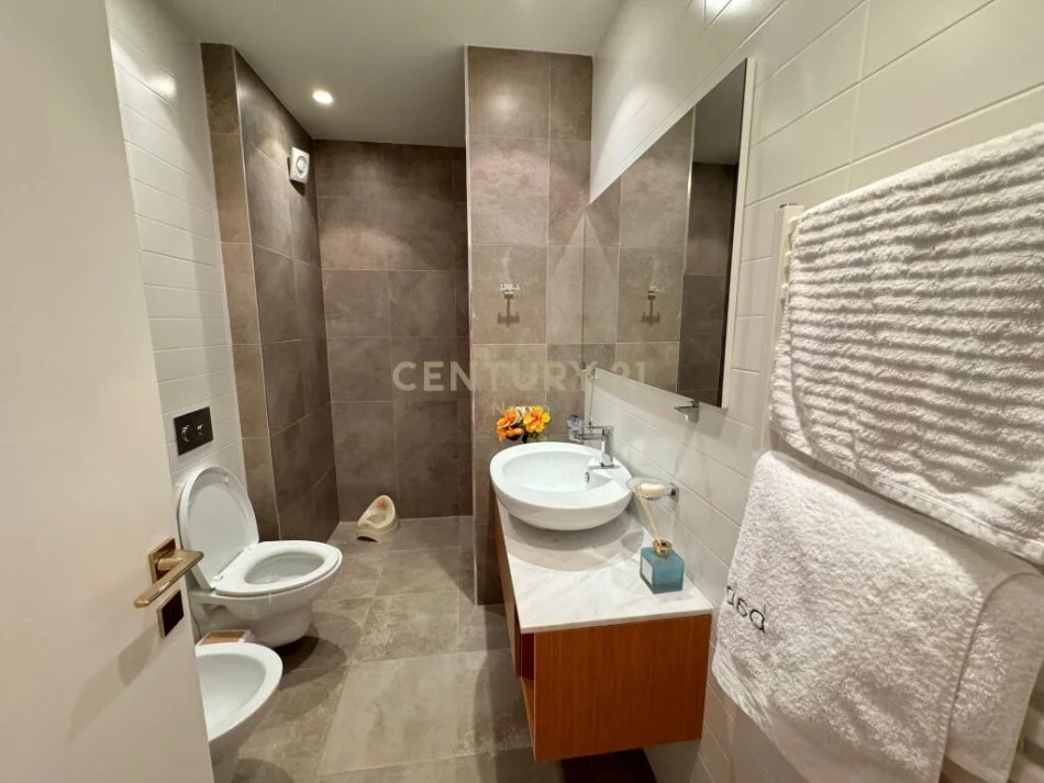 Tirane, jepet me qera apartament 2+1 Kati 2, 114 m² 950 € (liqeni i thate)