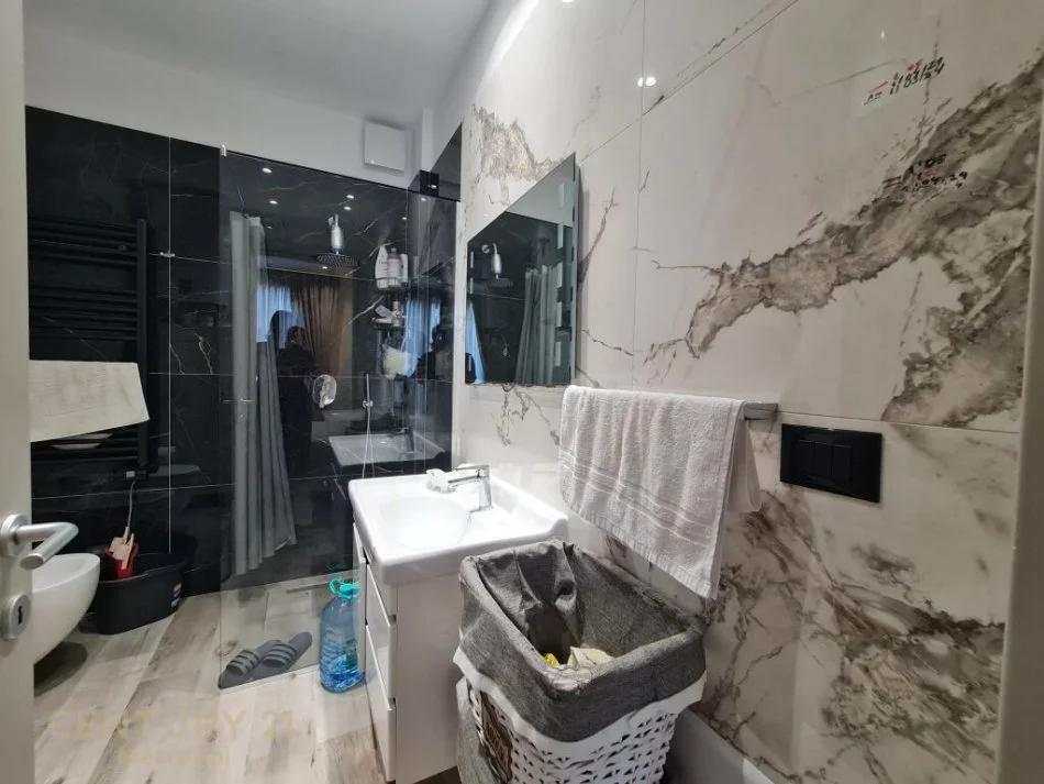 Tirane, jepet me qera apartament 2+1 Kati 3, 120 m² 1.600 € (teg)