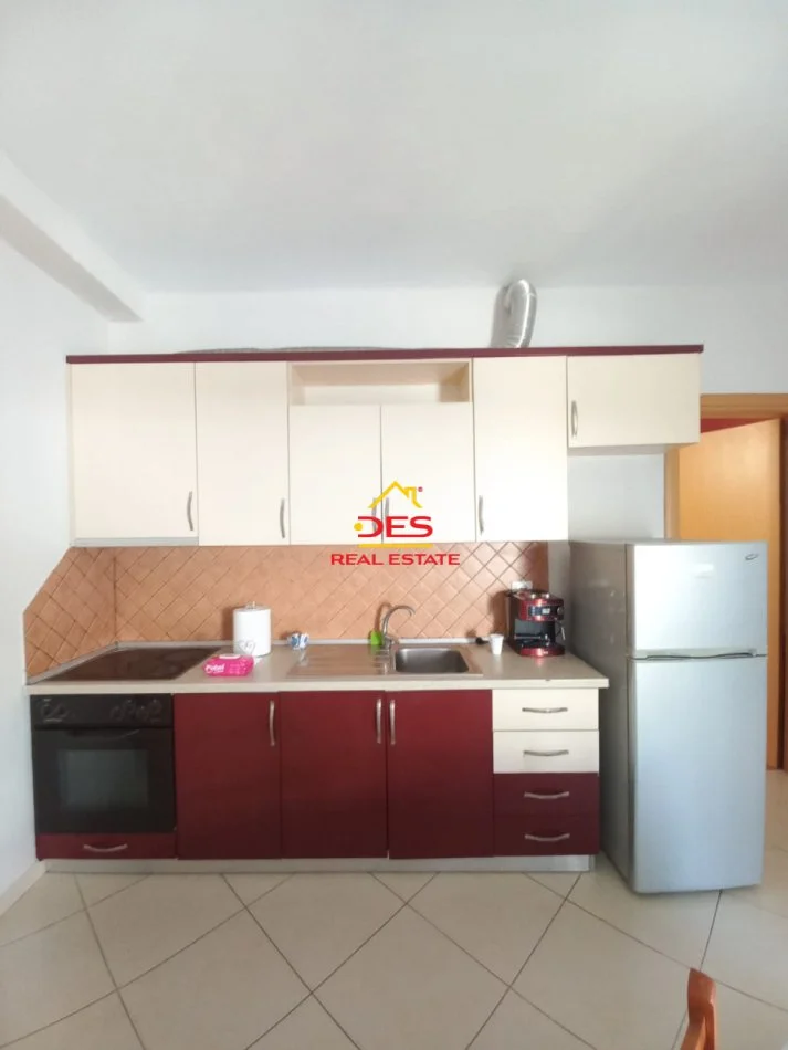 Vlore, jepet me qera apartament 1+1+Ballkon Kati 7, 70 m² 400 € (Rruga Çamëria)