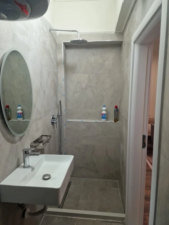 Tirane, jepet me qera apartament 2+1 Kati 0, 84 m² 700 € 