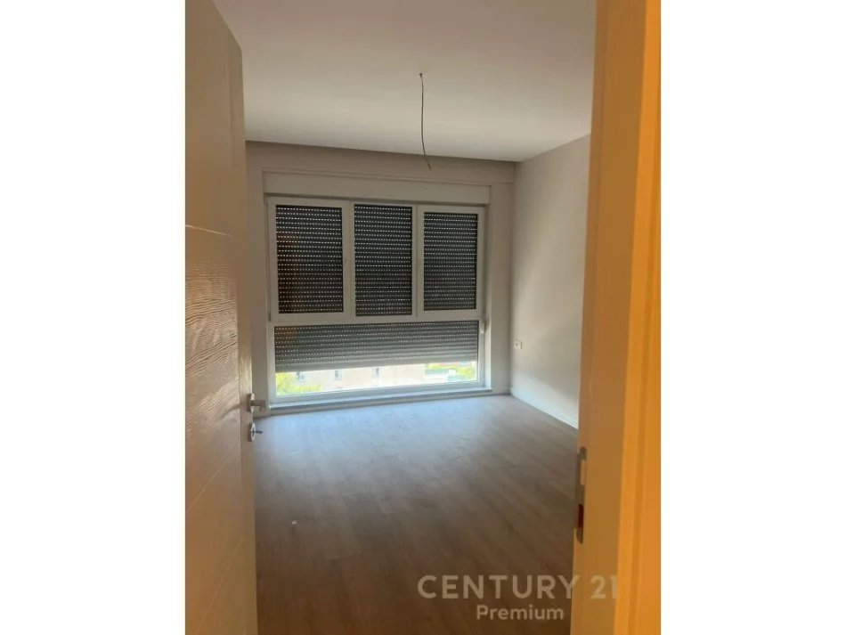 Tirane, jepet me qera apartament 2+1 Kati 6, 111 m² 750 € (Xhamllik)