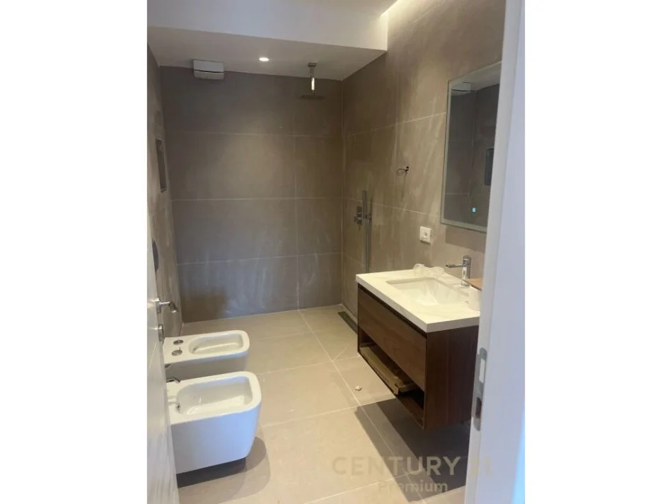 Tirane, jepet me qera apartament 2+1 Kati 6, 111 m² 750 € (Xhamllik)