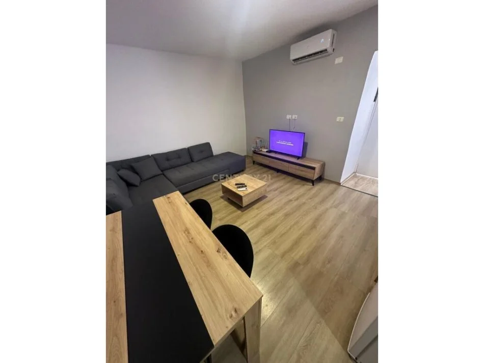 Tirane, jepet me qera apartament 1+1 Kati 1, 90 m² 550 € (Rruga e Elbasanit)