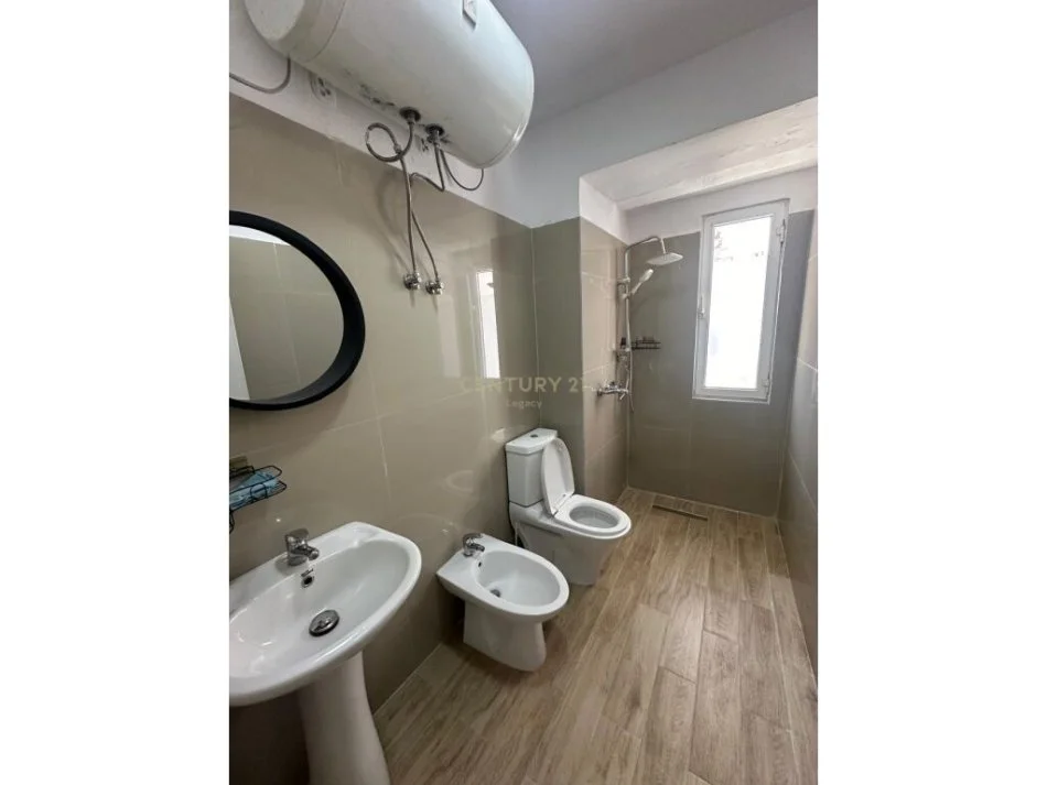 Tirane, jepet me qera apartament 1+1 Kati 1, 90 m² 550 € (Rruga e Elbasanit)