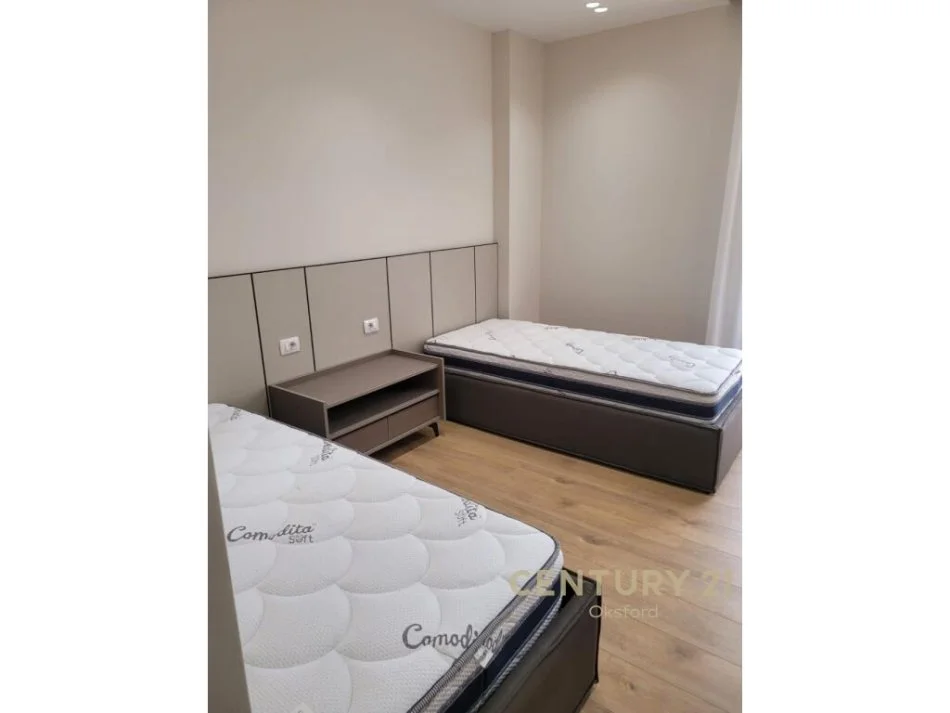 Tirane, jepet me qera apartament 2+1 Kati 7, 98 m² 670 € (Xhamllik)