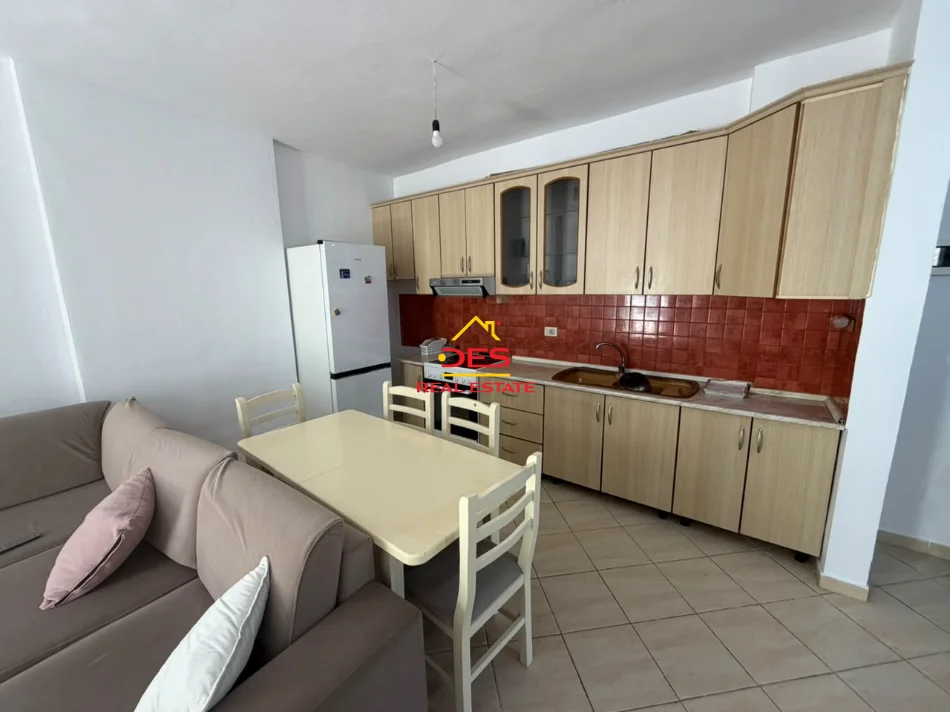 Vlore, jepet me qera apartament 1+1+Ballkon Kati 6, 70 m² 400 € (Lungomare)