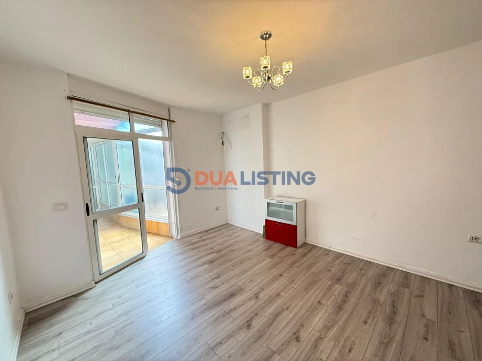 Tirane, jepet me qera ambjent biznesi , 130 m² 800 € 
