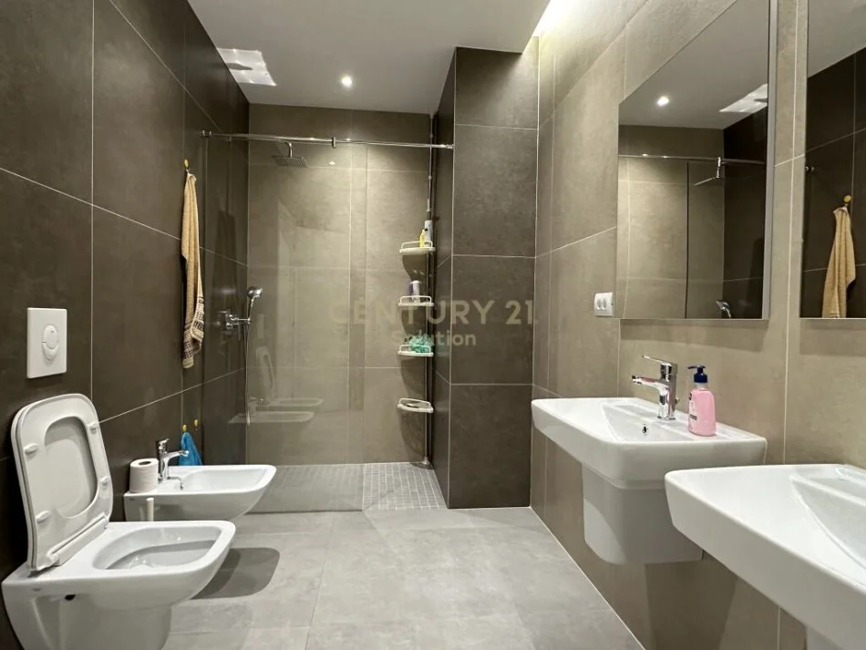 Tirane, shitet apartament 2+1 Kati 7, 134 m² 220.000 € (rruga e kavajes)