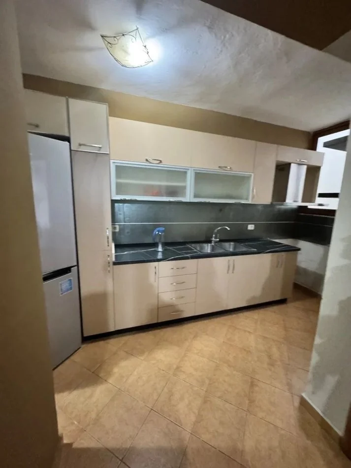 Tirane, jepet me qera apartament 2+1 Kati 8, 90 m² 450 € (Bulevardi Migjeni , Yzberisht)