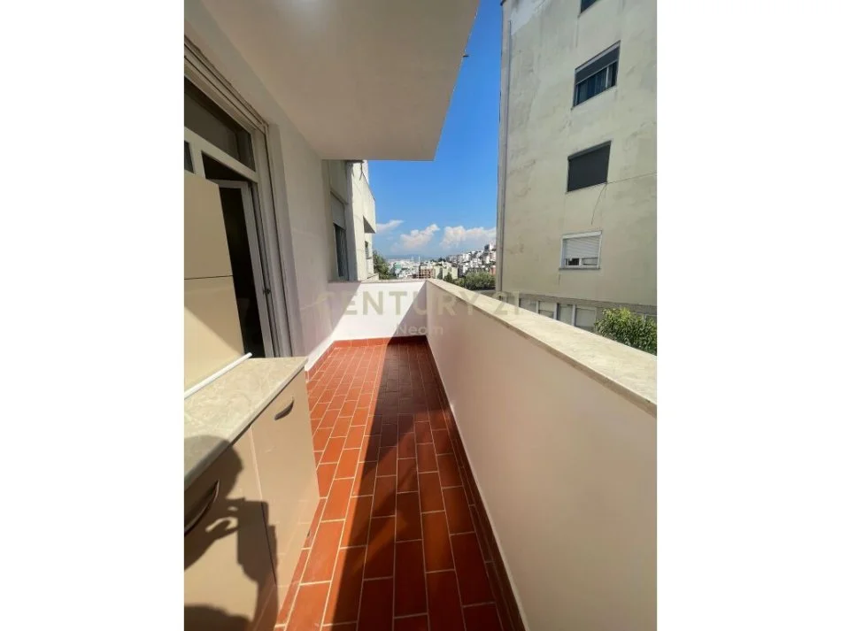 Tirane, shitet apartament 1+1 Kati 4, 72 m² 120.000 € (kodra e diellit)