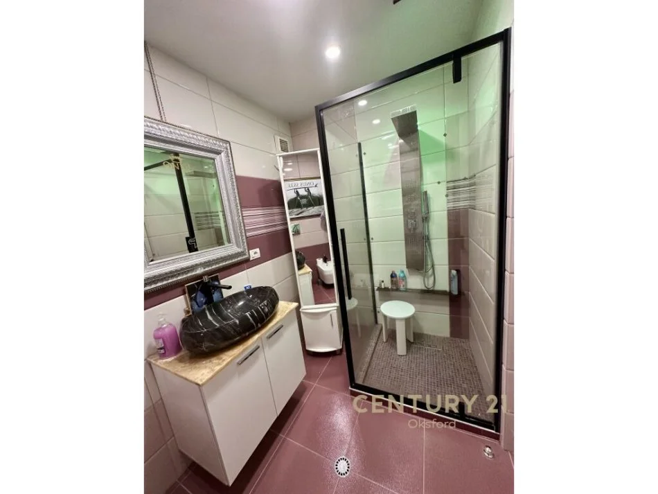 Tirane, shitet 2+1 Kati 8, 102 m² 365.000 € (BLLOK)