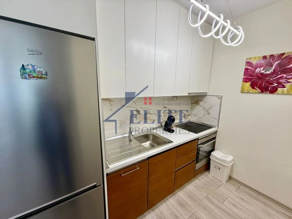 Tirane, jepet me qera apartament 1+1+Ballkon Kati 8, 70 m² 1.000 € (Rruga e Kosovareve)