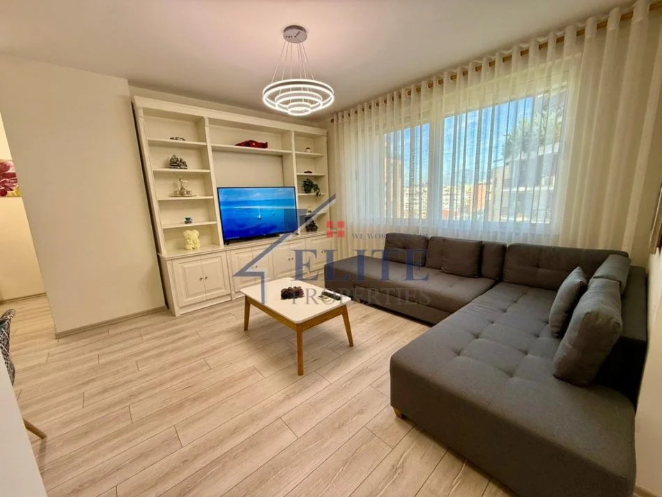 Tirane, jepet me qera apartament 1+1+Ballkon Kati 8, 70 m² 1.000 € (Rruga e Kosovareve)