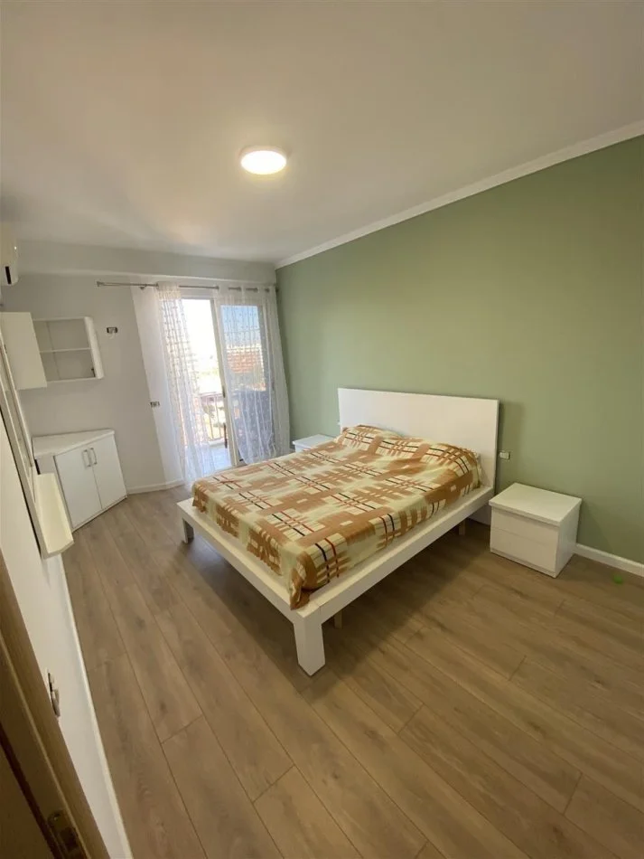 Tirane, jepet me qera apartament 2+1+Ballkon Kati 6, 90 m² 550 € (rruga Rexhep Shala)