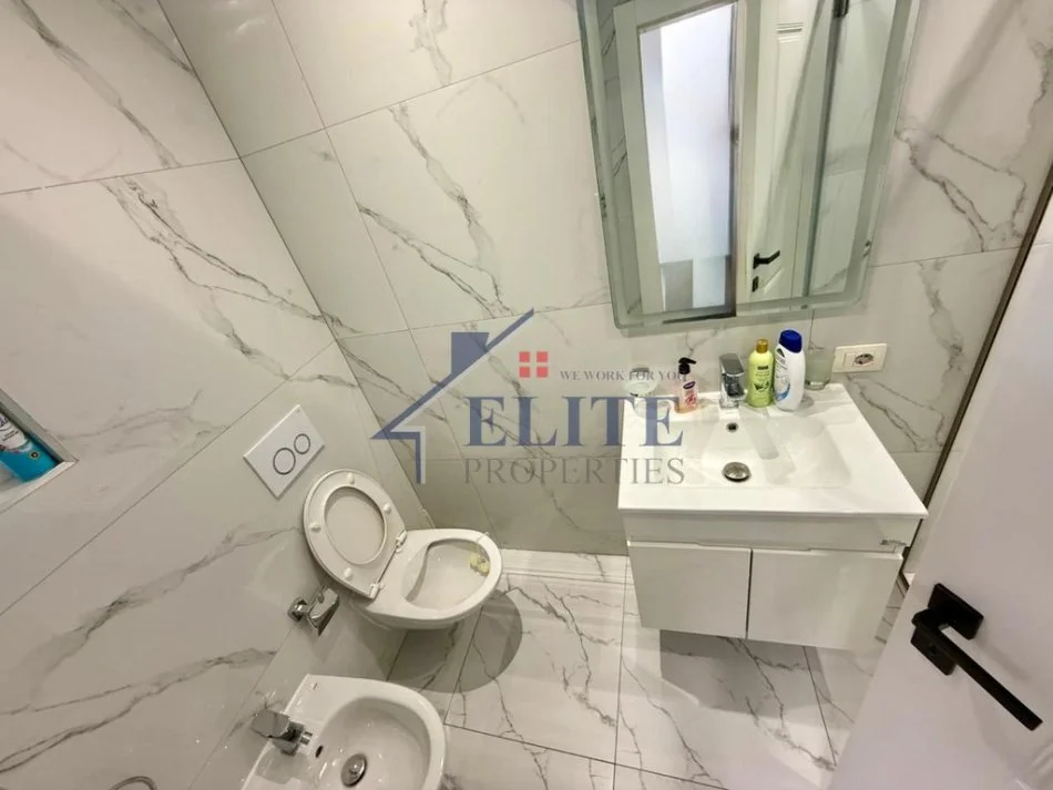 Tirane, jepet me qera apartament 1+1+Ballkon Kati 8, 70 m² 1.000 € (Rruga e Kosovareve)