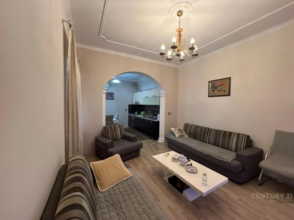 Jepet me qira vile 2-kateshe prane Toptani Shopping Center!