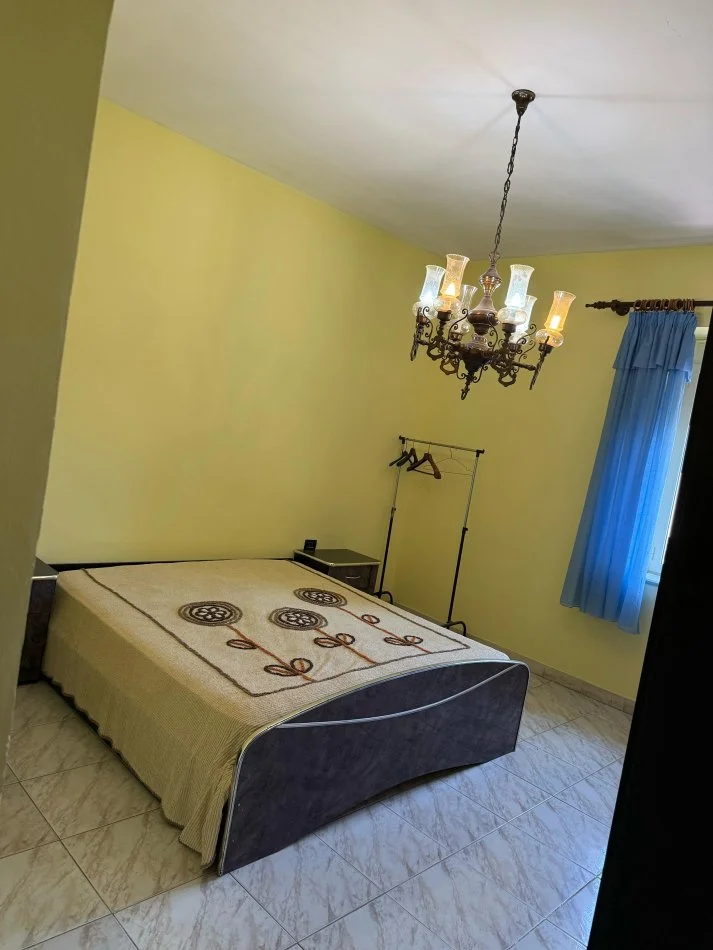 Tirane, jepet me qera apartament 2+1+Ballkon Kati 4, 500 € (Rruga Fortuzi)