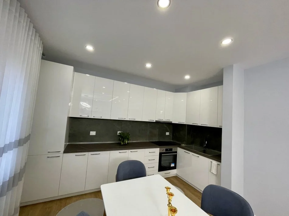 Tirane, jepet me qera apartament 2+1+Aneks+Ballkon, Kati 4, 120 m2 800 € (Zogu i Zi)