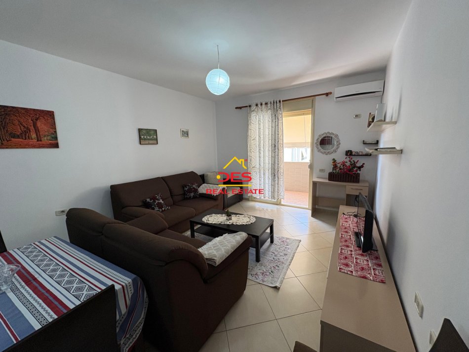 Vlore, jepet me qera apartament 1+1+Ballkon Kati 5, 70 m² 500 € (Rruga Murat Tërbaçi)