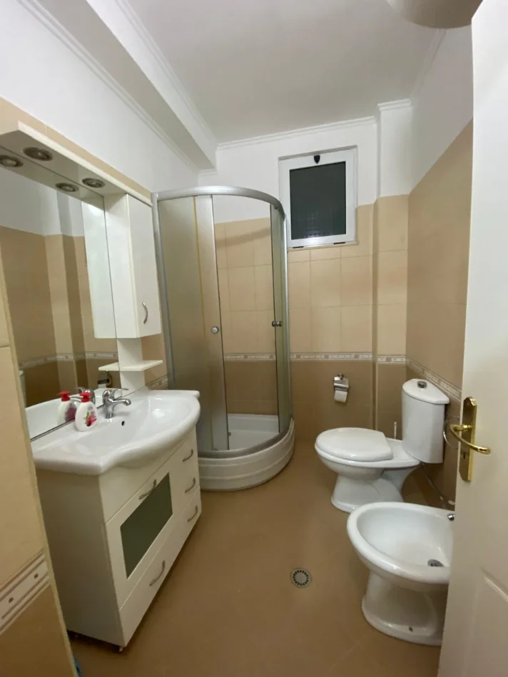 Durres, jepet me qera apartament 1+1+Ballkon Kati 8, 400 € 