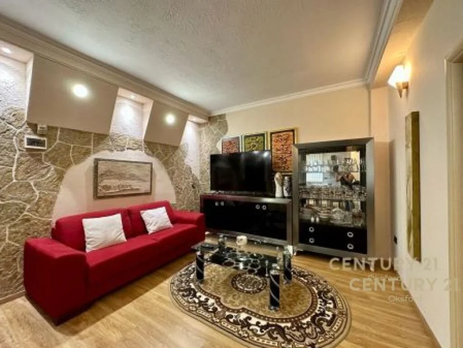 Tirane, jap me qera apartament 2+1 Kati 1, 100 m² 500 € (komuna e parisit)