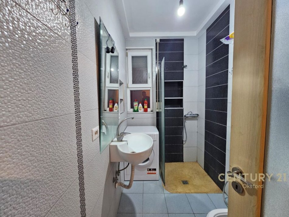 Tirane, jepet me qera apartament 2+1 Kati 5, 104 m² 400 € 