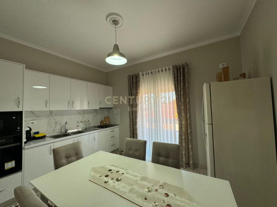Tirane, jepet me qera apartament 2+1 Kati 2, 105 m² 600 € (vilat gjermane)