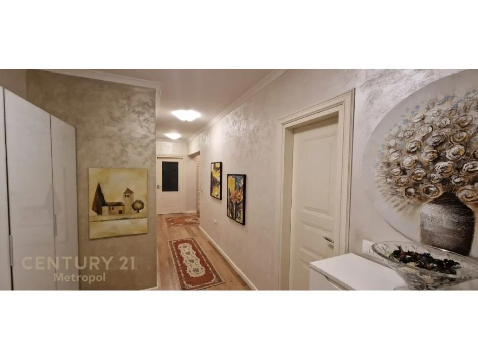 Tirane, jepet me qera apartament 2+1 Kati 7, 134 m² 800 € (ministria e jashtme)