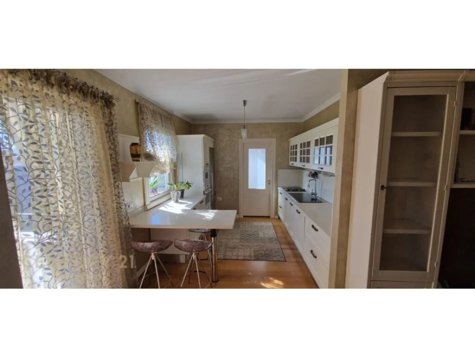 Tirane, jepet me qera apartament 2+1 Kati 7, 134 m² 800 € (ministria e jashtme)