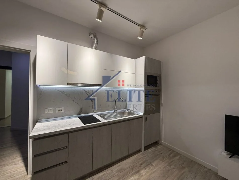 Tirane, jepet me qera apartament 1+1+Ballkon Kati 2, 60 m² 700 € (9 Katshet)