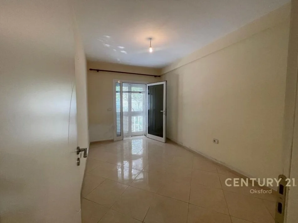 Tirane, jepet me qera 2+1 Kati 1, 90 m² 400 € (Selite)