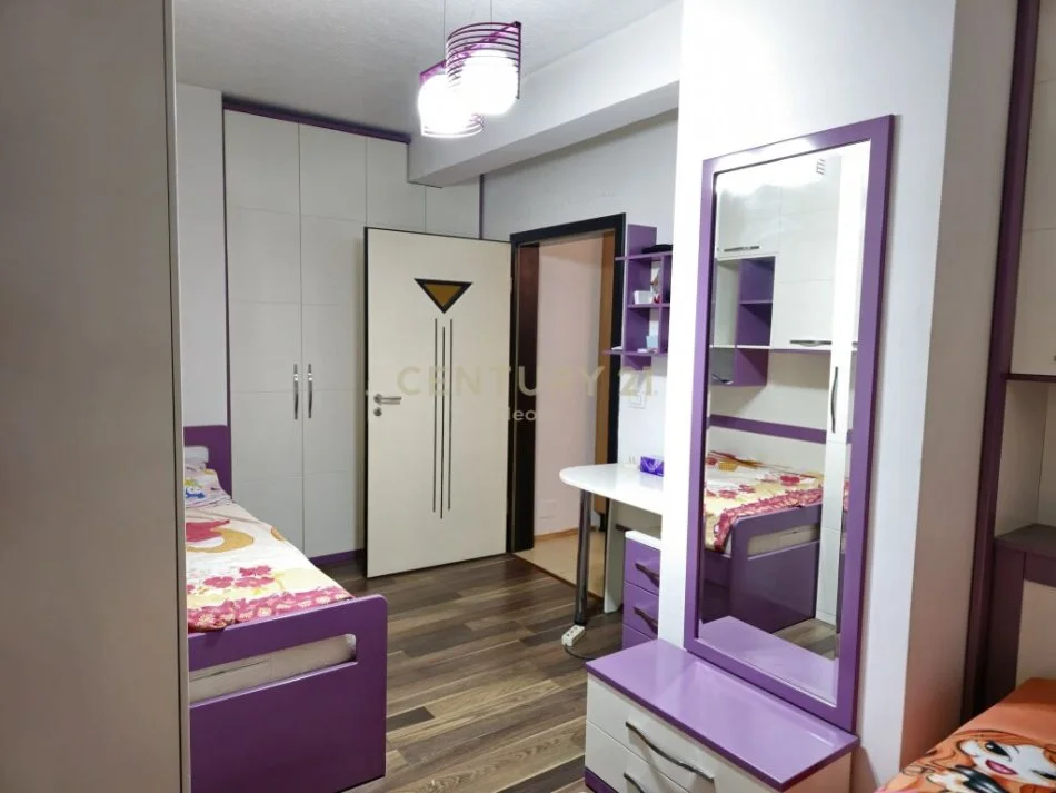 Tirane, jepet me qera apartament 3+1 Kati 3, 125 m² 1.150 € (stacioni i trenit)