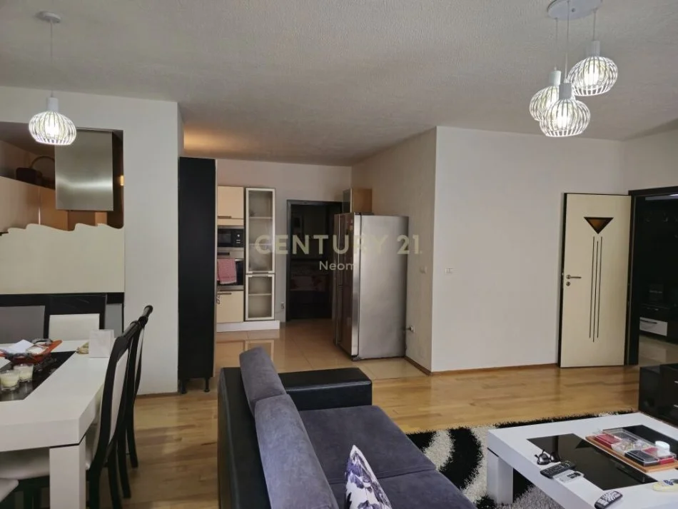 Tirane, jepet me qera apartament 3+1 Kati 3, 125 m² 1.150 € (stacioni i trenit)