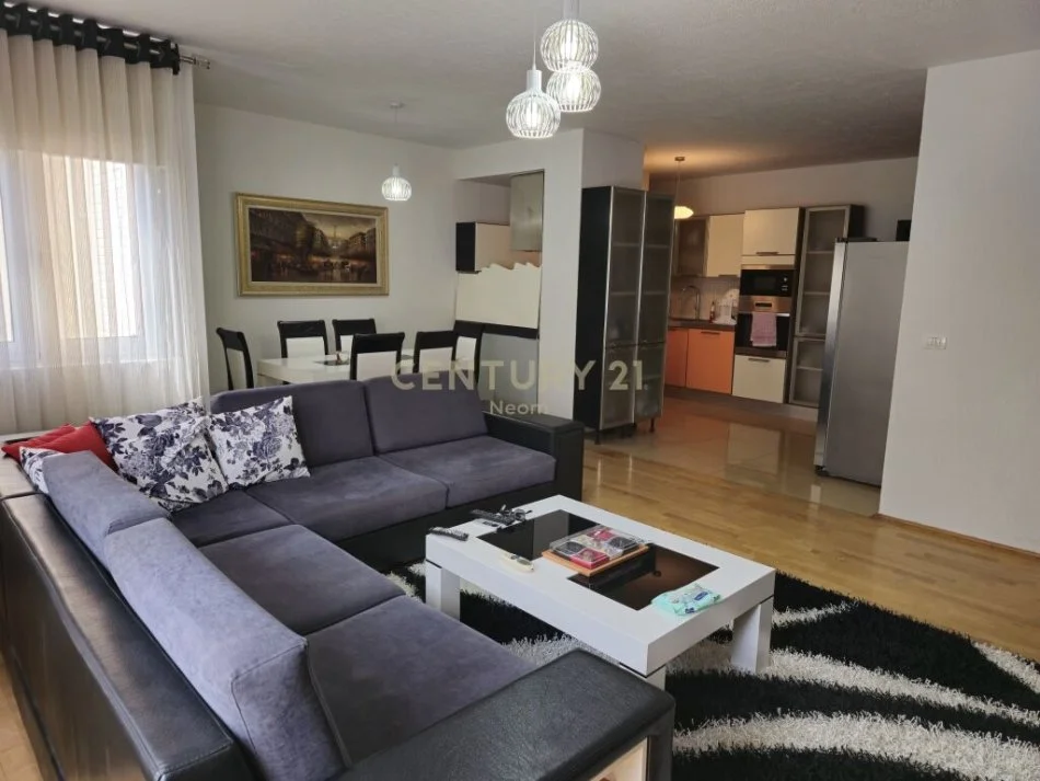 Tirane, jepet me qera apartament 3+1 Kati 3, 125 m² 1.150 € (stacioni i trenit)
