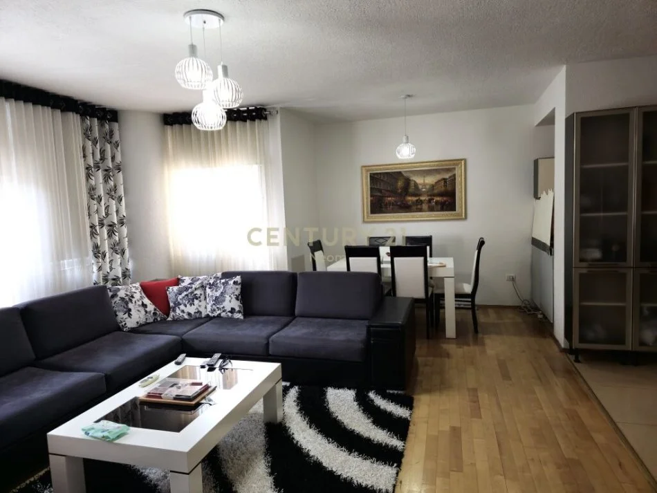 Tirane, jepet me qera apartament 3+1 Kati 3, 125 m² 1.150 € (stacioni i trenit)