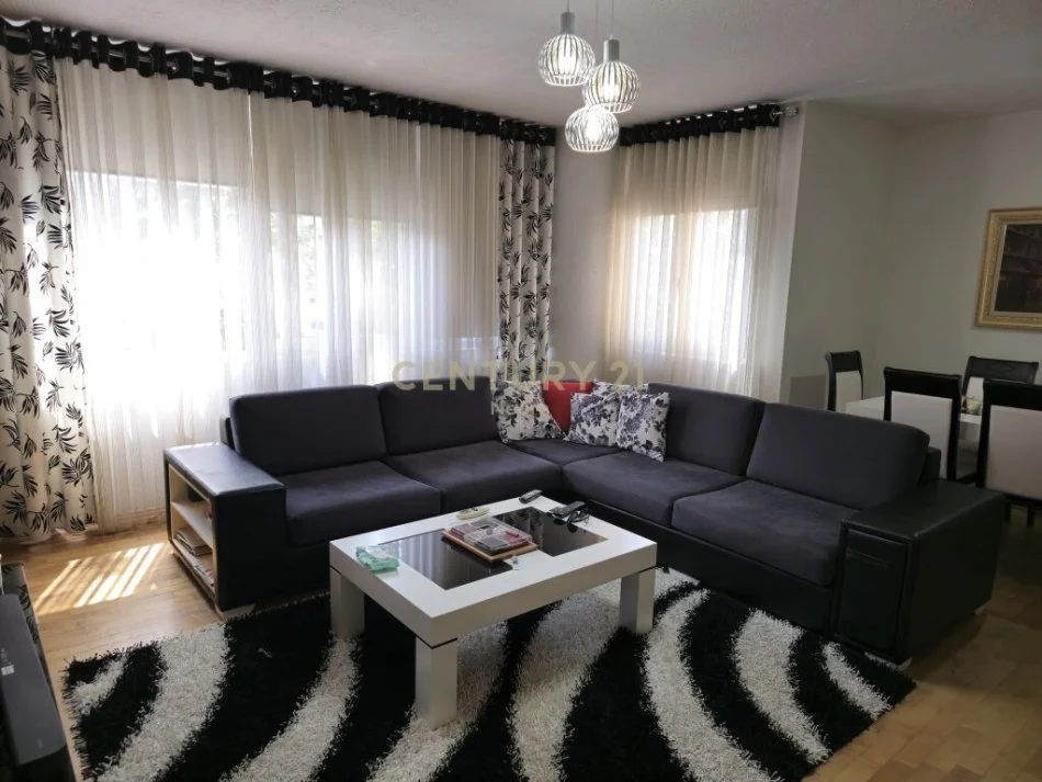 Tirane, jepet me qera apartament 3+1 Kati 3, 125 m² 1.150 € (stacioni i trenit)