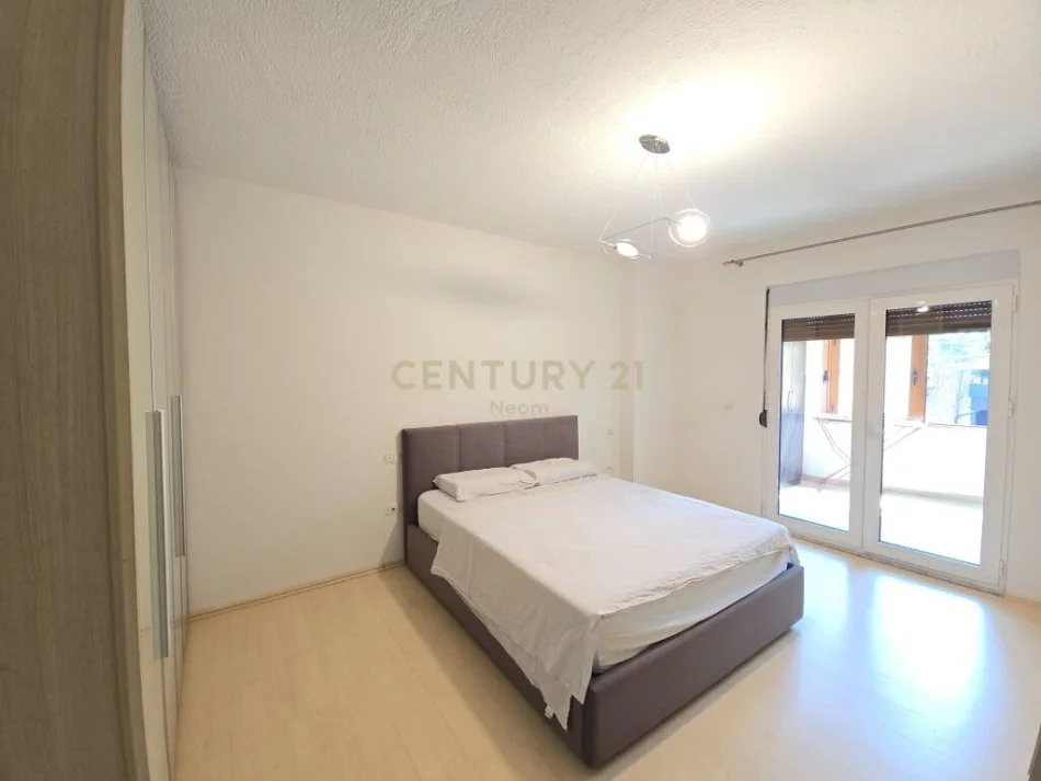 Tirane, jepet me qera apartament 3+1 Kati 3, 125 m² 1.150 € (stacioni i trenit)