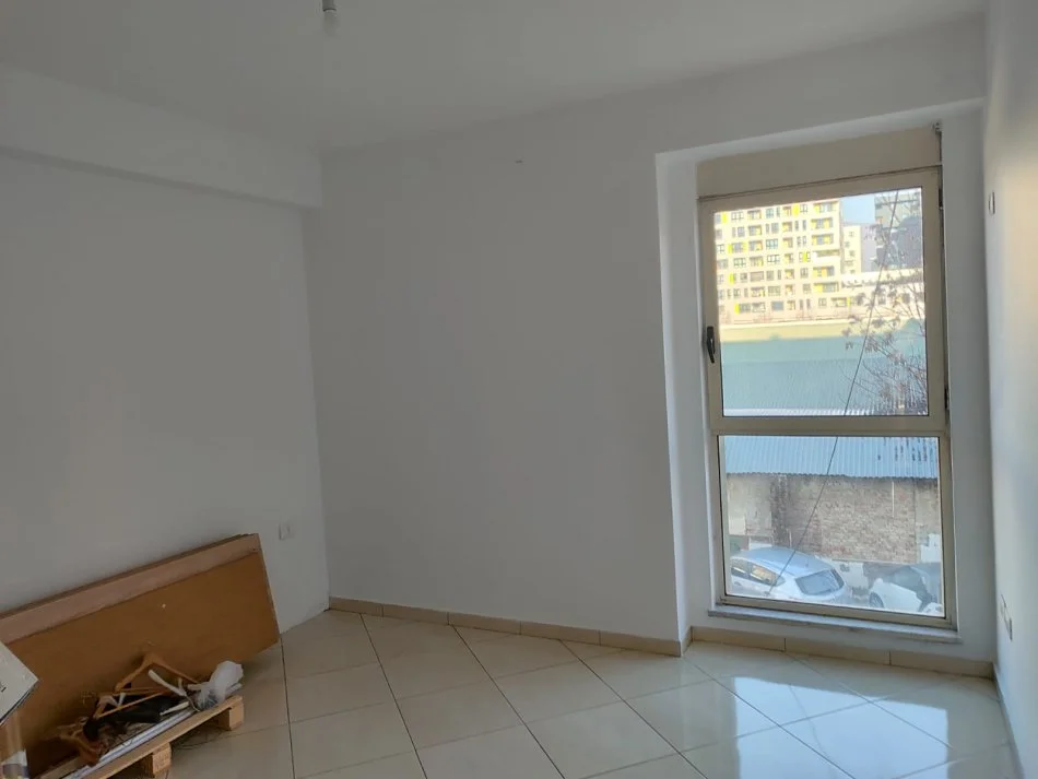 Tirane, jepet me qera apartament 2+1 Kati 1, 94 m² 700 € (Kompleksi Delijorgji, Rruga e Kavajes.)