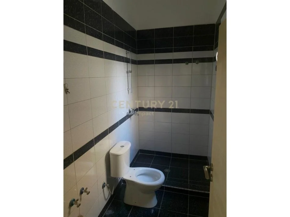 Tirane, jepet me qera 2+1 Kati 1, 600 € 