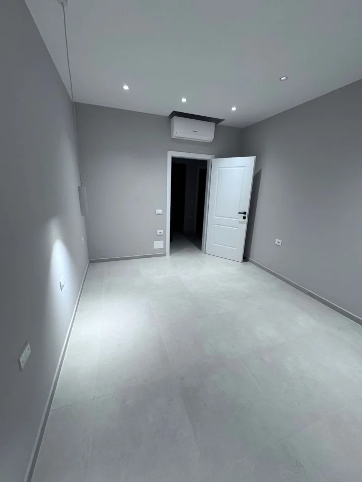 Tirane, jepet me qera apartament 1+1+Ballkon Kati 7, 70 m² 400 € (Rruga 5 maji)