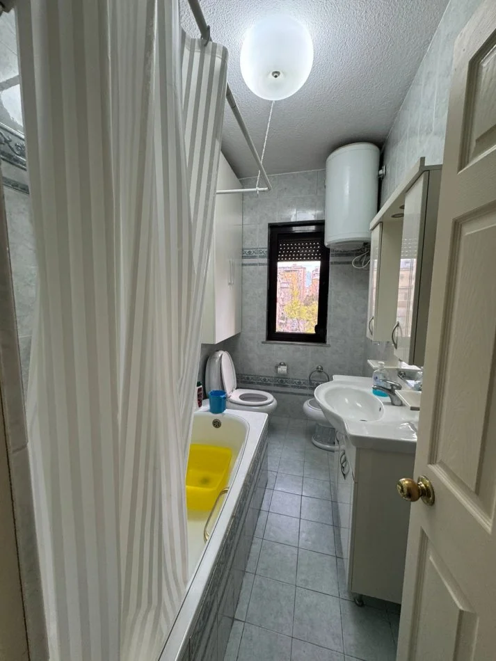 Tirane, jepet me qera apartament 2+1+Ballkon Kati 3, 100 m² 650 € (Rruga e Kosovareve)