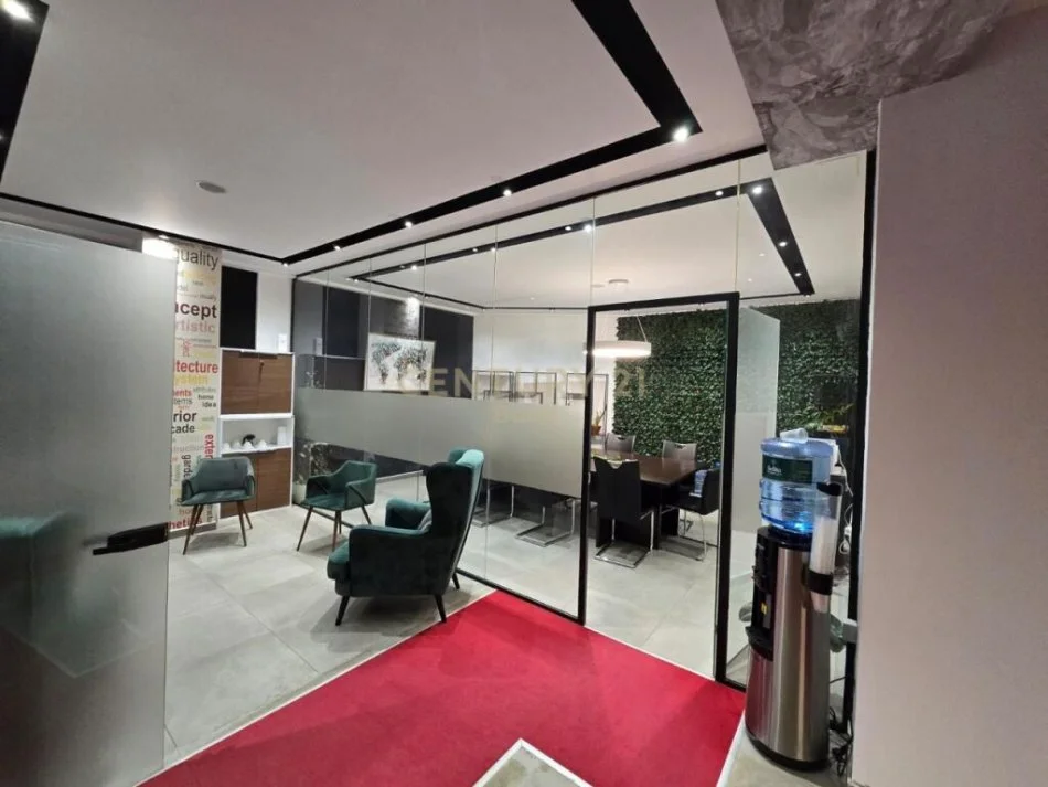 Tirane, jepet me qera ambjent biznesi Kati 1, 350 m² 3.000 € (ish fusha e aviacionit)