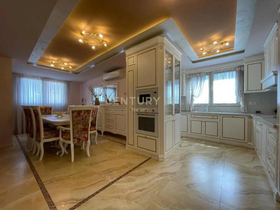 Tirane, shitet apartament 4+1 Kati 4, 227 m² 465.000 € (liqeni i thate)